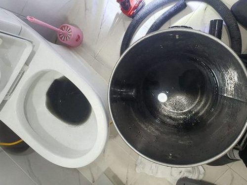 강화군 하수구막힘 거름망을 분리해 이물질을 제거하고 세척하는 과정