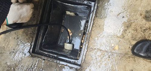 강화군 하수구막힘 배수구 주변과 물 고임 상태를 확인하는 점검 장면